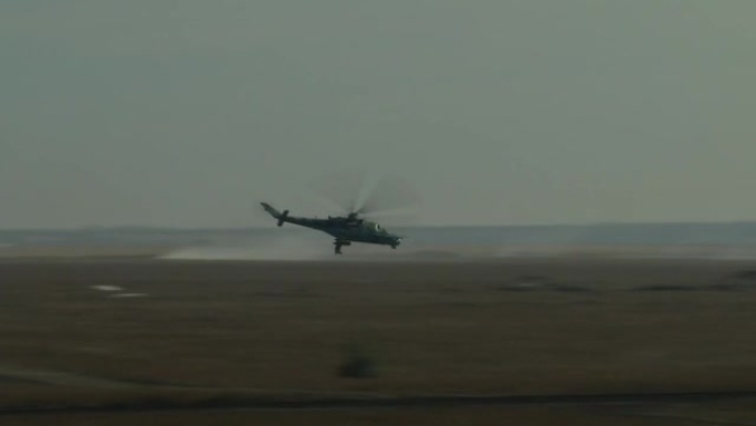 两架军用直升机参加战斗任务