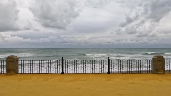 西班牙马贝拉海滩岸边一条空沙走道的4k照片。
