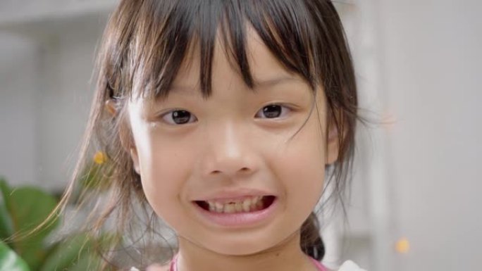 微笑的亚洲女孩与糕点面团在家里成型自制饼干，生活方式的概念。