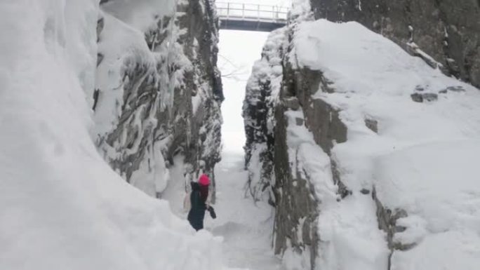 瑞典北部bj ö rkliden的寒冷下雪的冬季景观。