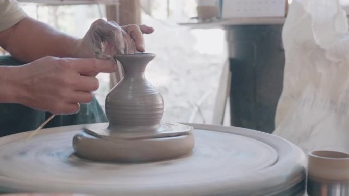 年轻女子在她的陶器车间制作陶瓷，小型商业概念