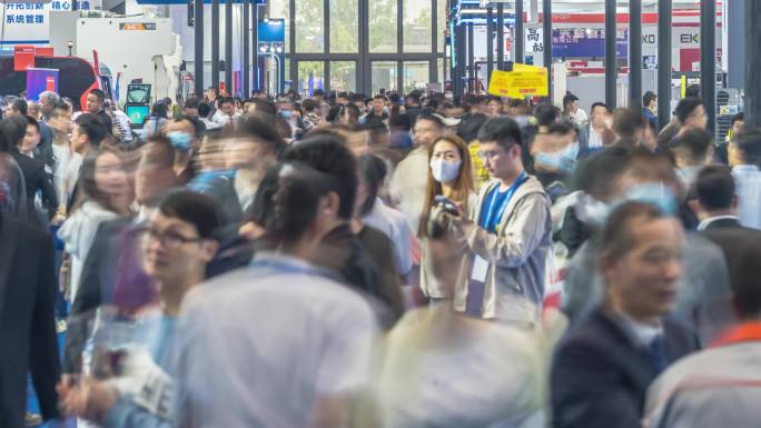 深圳国际会展中心人来人往