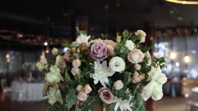 婚礼桌上的花卉装饰装饰