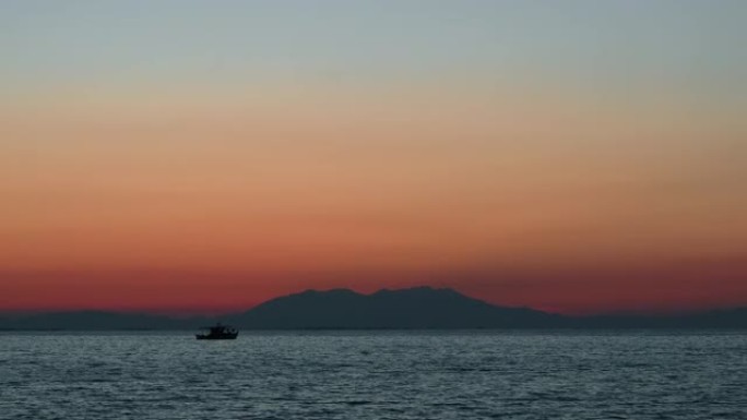 爱琴海上的日落，移动的船，远处的陆地，水，希腊