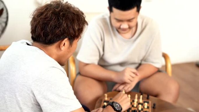 父子在家一起下棋父子在家一起下棋