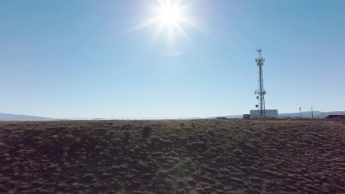 在冬天的一个阳光明媚的日子里，从科罗拉多州沙漠山顶的5g电信塔上拉开的空中镜头