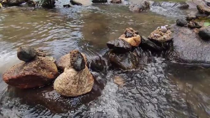 录像，河边的分层石头。