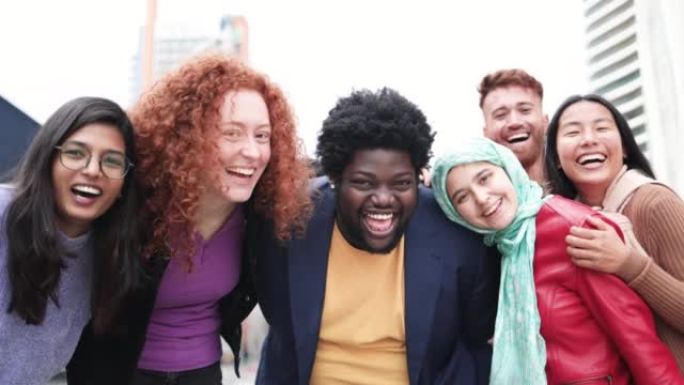 多种族快乐的朋友在城市户外玩得开心 -- 来自不同种族和文化的人