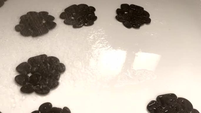 淋浴水滴掉落在带有防滑贴纸的淋浴地板上。