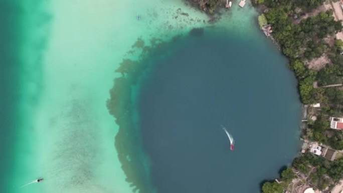 墨西哥Bacalar泻湖岛附近船只的鸟瞰图