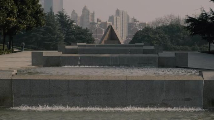 龙华烈士陵园-背景中的金字塔-喷泉层