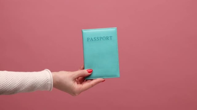 女士手持蓝色护照，出国旅游，签证和绿卡接受合法移民