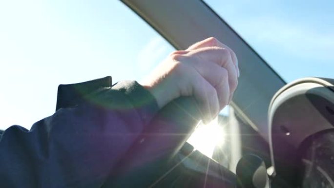 驾驶汽车时女性手在方向盘上的特写