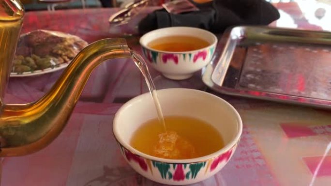 在传统的茶馆里把茶倒进杯子里