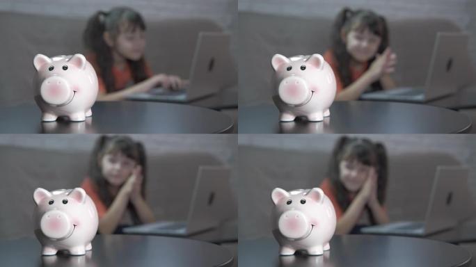 孩子为了钱在电脑上工作。