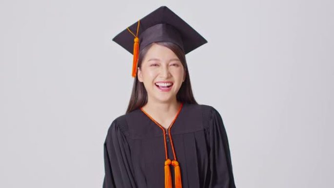 美丽迷人的亚洲女人毕业于帽子和礼服微笑如此自豪和幸福，孤立在白色背景，教育成功理念