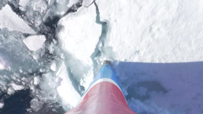 船头在挪威斯匹次卑尔根海中破冰