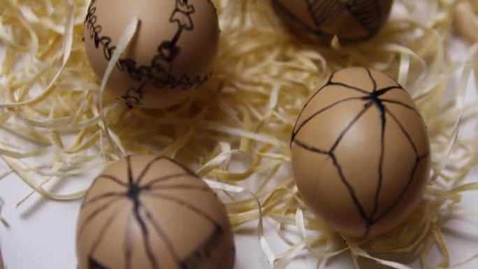工艺背景上的特写乡村复活节彩蛋。生态背景上带有棕色鸡蛋的复活节工艺盒。用干草和稻草放在工艺桌上的鸡蛋