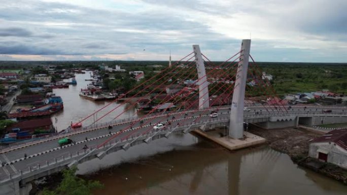 桥塞阿拉拉克。Banjarmasin桥与船河的空中Martapura河地标