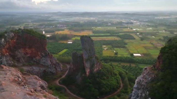 宋卡府奇怪形状山Khao Kuha的空中无人机日出场景。有绿色林木的山。泰国的自然景观背景。黄山。