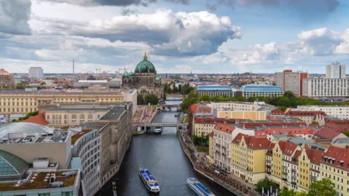 德国柏林，缩小柏林城市景观的延时视图，显示秋季施普雷河和历史地标柏林大教堂上的游船