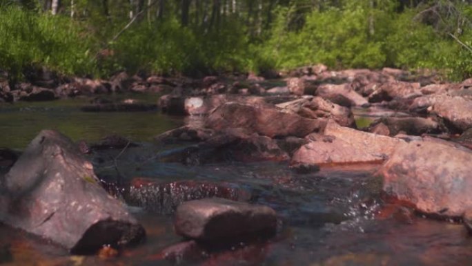 山河流经大石头。自然河森林太阳早晨神奇。石头巨石流动的胡言乱语小溪的细节静态镜头