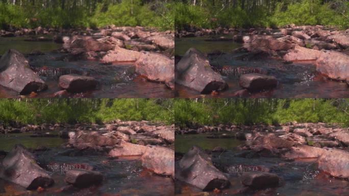 山河流经大石头。自然河森林太阳早晨神奇。石头巨石流动的胡言乱语小溪的细节静态镜头