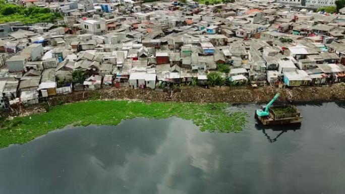 湖畔贫民窟房屋和小屋的景观