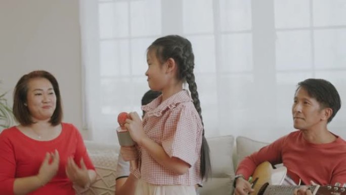 第一次亚洲女孩和家人一起唱歌，感到紧张。