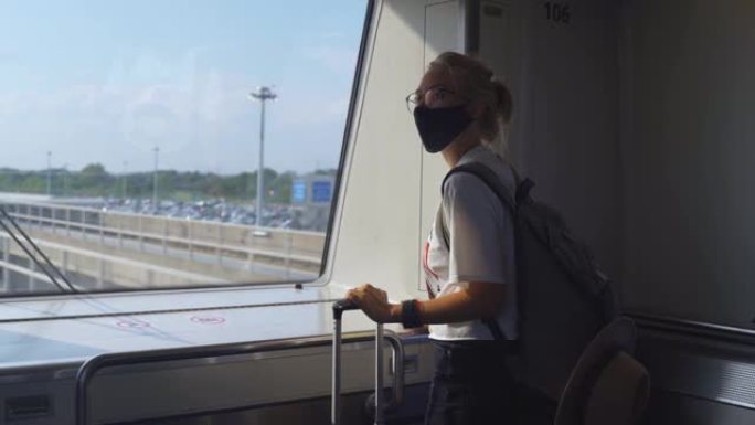 戴面具的女人乘火车旅行