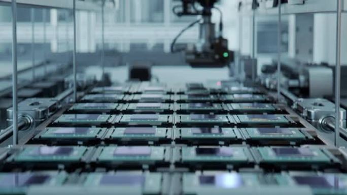 电子工厂用计算机处理器生产线的镜头。微芯片生产工艺。