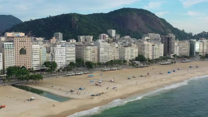 里约热内卢市传奇海滩科帕卡巴纳 (Praia de Copacabana) 的鸟瞰图 -- 南美洲巴