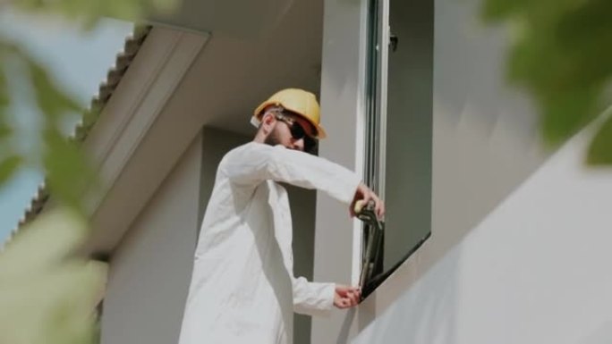 施工人员测量窗口的阿拉伯负责人在他的现场工作项目中。