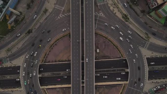 城市圆形路口的空中俯视图