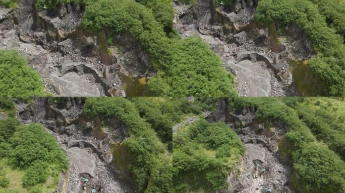 印度尼西亚默拉皮山沙石开采活动的鸟瞰图。