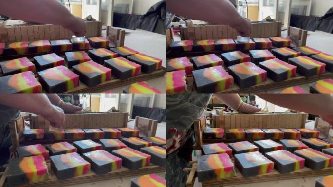 在自制肥皂上添加质量标记或品牌印章