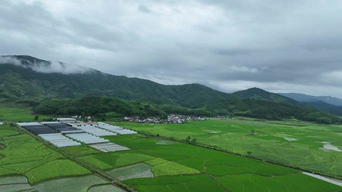 航拍深山里的小村庄