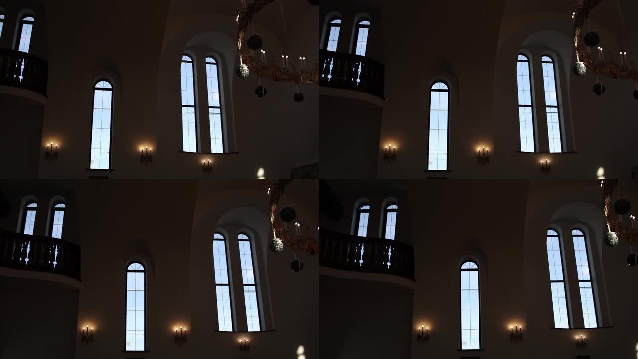 东正教教堂内的一扇漂亮的大窗户