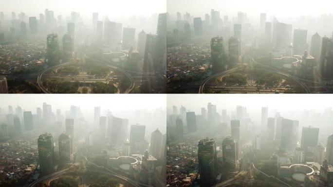 雅加达-印度尼西亚。2017年12月26日: 迷雾笼罩的早晨，一架无人机飞向前方，对路口和摩天大楼进