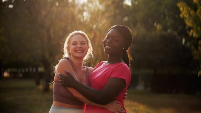 健身朋友运动多样性女性拥抱公园