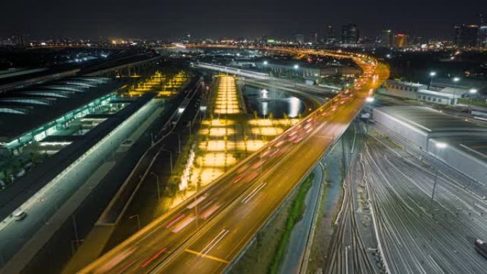 夜间，亚洲城市多车道高速公路或高速公路上的汽车交通运输超时空，无人机鸟瞰图向前飞行。土木工程，亚洲交