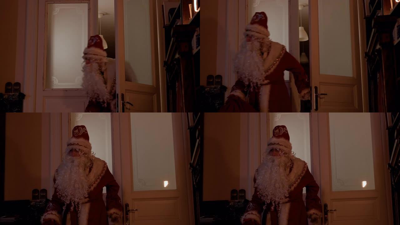 圣诞老人小心翼翼地进入房子。他偷偷溜进来了。