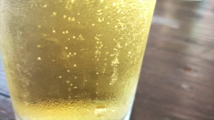 玻璃杯中的啤酒气泡正在弹出