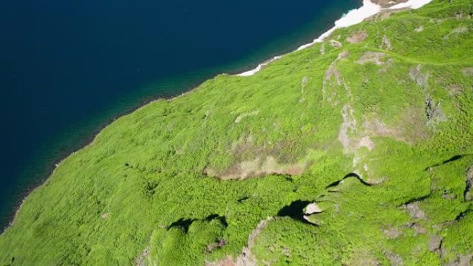 令人敬畏的高架无人机在蓝水湾的原始绿山上飞行