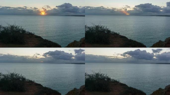 葡萄牙阿尔加维拉各斯海上多云天空上的日落延时