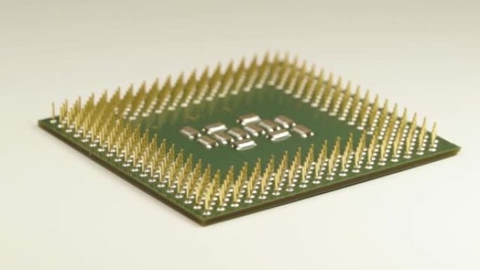 CPU。一个旧处理器2001年在白色背景上释放P III-800。