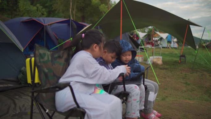 从孩子们在湖边和山边放松的帐篷里可以看到风景。