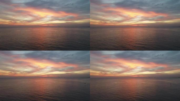 海上戏剧性的云层和日落。