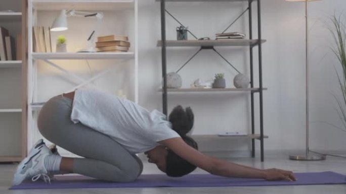 普拉提运动瑜伽练习女性健身健身房
