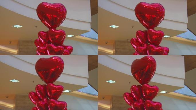 商场里的红色心形气球。情人节